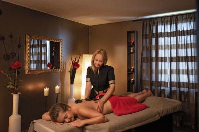 Hot stone back & neck massage | WINTER SPECIAL